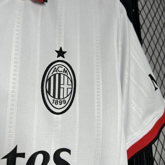 Maillot extérieur AC Milan 2024/2025 Le 12 -ème Maillot, chemise de football avec logo et motifs rouges et noirs.