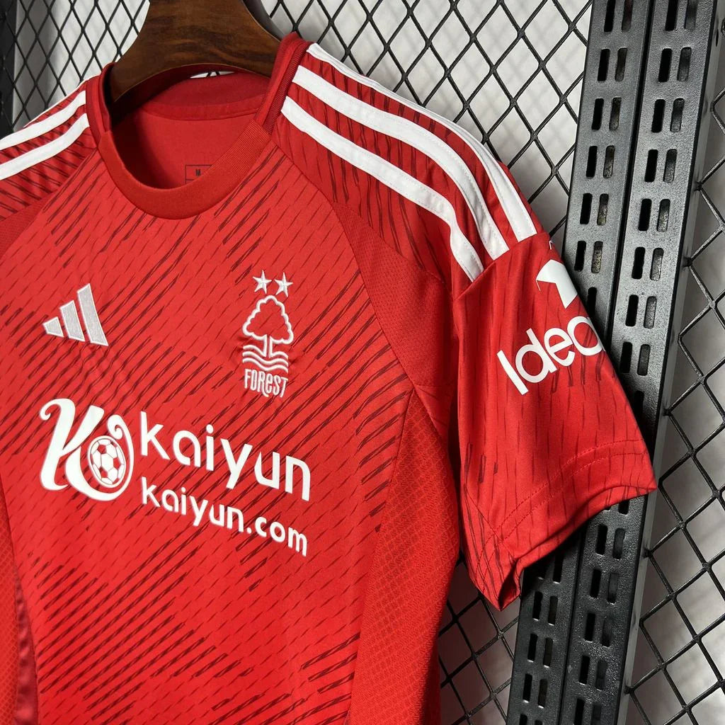 Maillot Nottingham Forest 2024-25 Le 12 -ème Maillot, maillot de football avec logo et écusson distinctifs, devant.