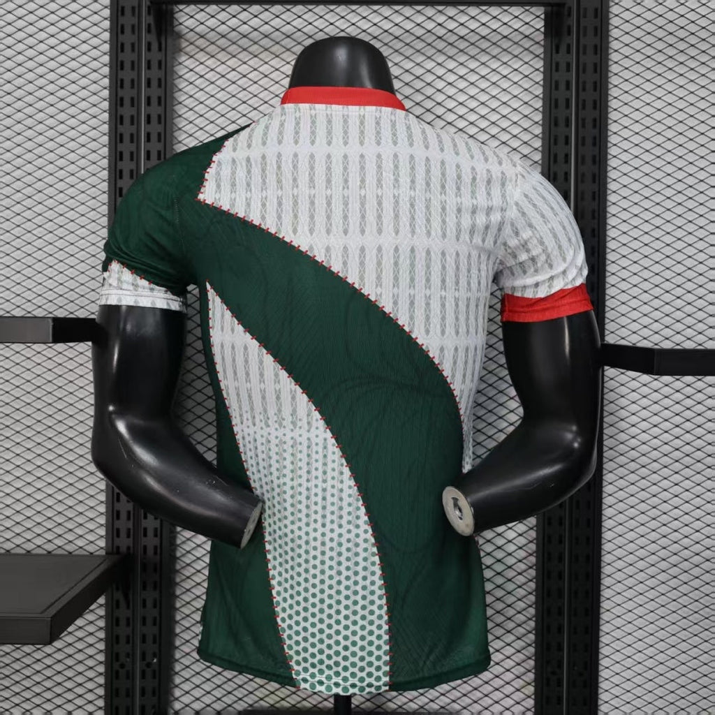 Maillot vert 25/26 de Marseille, maillot de joueur spécial, marque Le 12 -ème Maillot, vue frontale avec logo et détails.