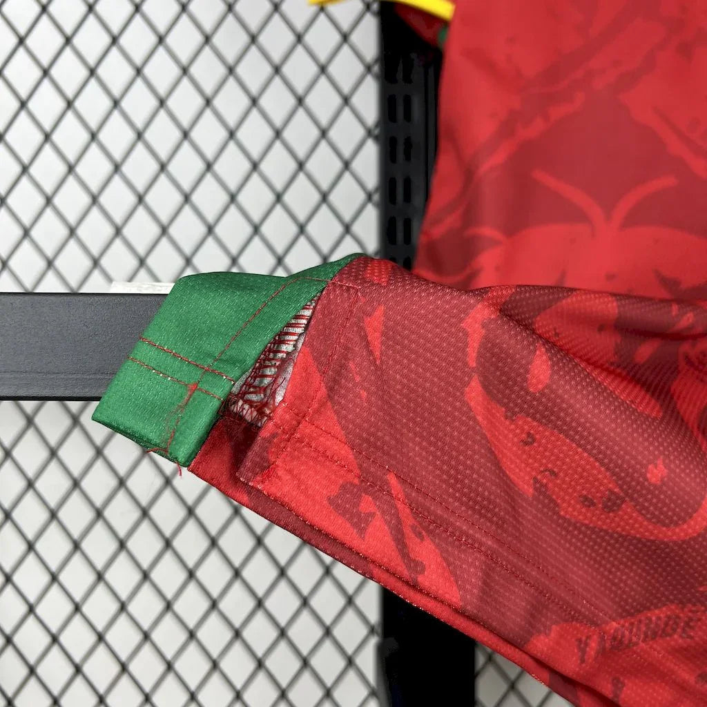 Maillot extérieur du Cameroun CAN 2025-26, marque Le 12ème Maillot, montrant le design avec les couleurs nationales, vu de face.