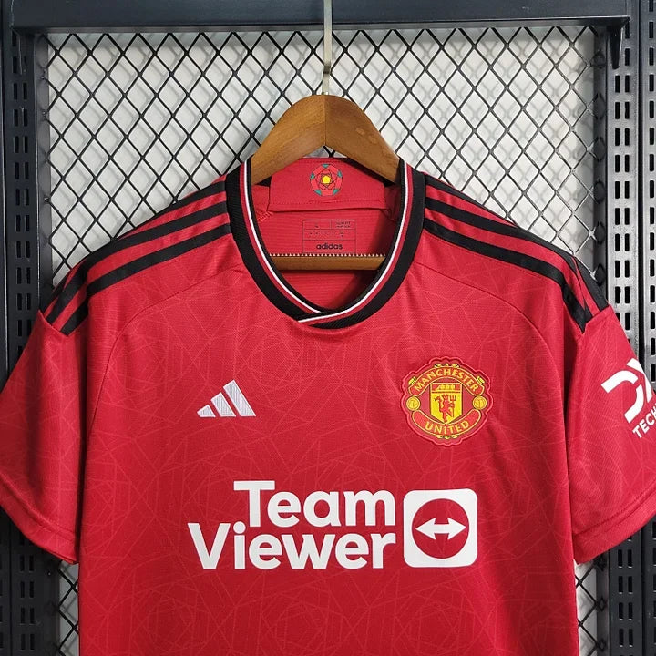 Maillot domicile Manchester United 2023-2024 Le 12 -ème Maillot, maillot de football rouge avec logo et détails blancs.