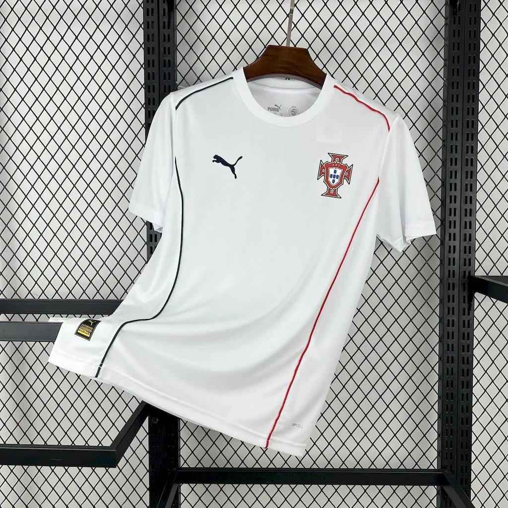 Maillot Portugal concept 2025 de Le 12 -ème Maillot, vue de face, avec design moderne et couleurs du drapeau portugais.