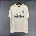 Maillot extérieur Nottingham Forest 25/26 Le 12 -ème Maillot, logo de l'équipe et détails en bleu et blanc.