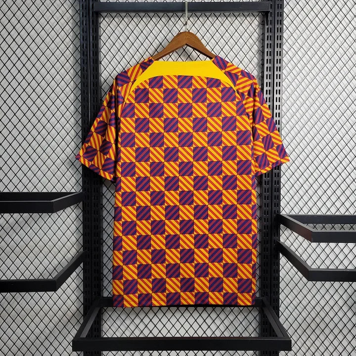 Maillot d'entraînement Barcelone FC 2023-2024 Le 12ème, tissu technique avec logo et détails sportifs visibles.