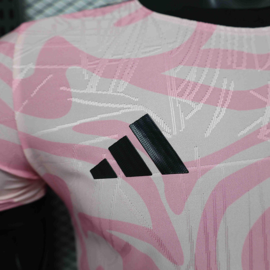 Maillot Flamengo concept 2025-26 de Le 12 -ème Maillot, vue avant avec logo et design innovant, tissu en polyester rouge et noir.