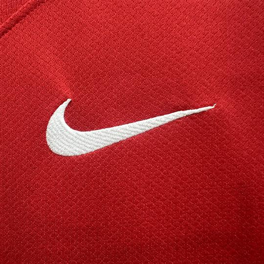 Maillot domicile Liverpool 2023 2024 Le 12 -ème Maillot, maillot de football rouge avec logo du club et détails blancs.