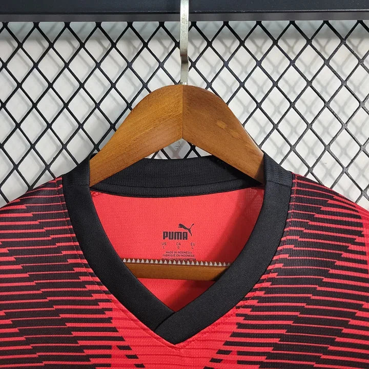 Maillot domicile AC Milan saison 2023-2024 Le 12 -ème Maillot, maillot de football rouge et noir avec logo du club