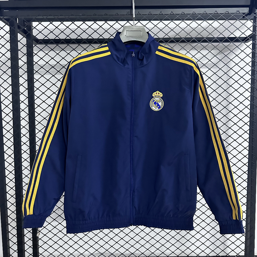 Veste coupe-vent réversible Real Madrid Le 12 -ème Maillot, couleur noire et blanche, avec logo du club visible.