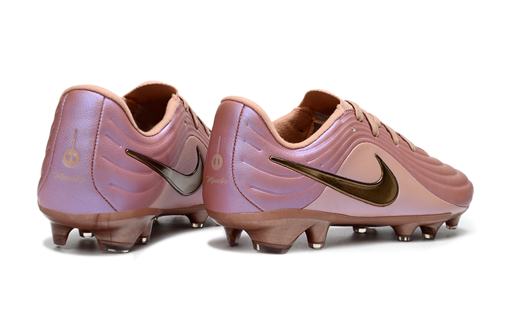 Crampons Le 12 -ème Maillot Tiempo Legend XI Elite fixés sur des chaussures de football, pour une traction optimale.