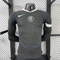 Maillot Chelsea Third 25/26 ans, maillot de joueur à manches longues, marque Le 12 -ème Maillot, tissu bleu et logo du club visible.