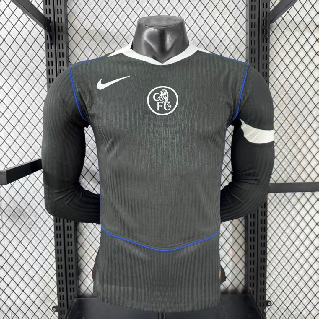 Maillot Chelsea Third 25/26 ans, maillot de joueur à manches longues, marque Le 12 -ème Maillot, tissu bleu et logo du club visible.