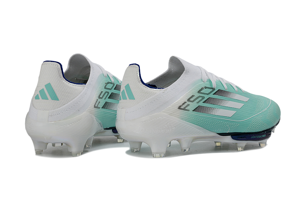 Crampons Adidas F50+.1 pour football, chaussures de sport avec semelles à crampons pour meilleure traction.