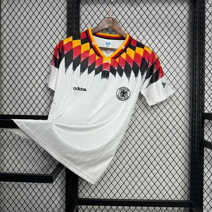 Maillot rétro Allemagne 1994 de la marque Le 12, détail des couleurs et du logo sur le maillot de football vintage