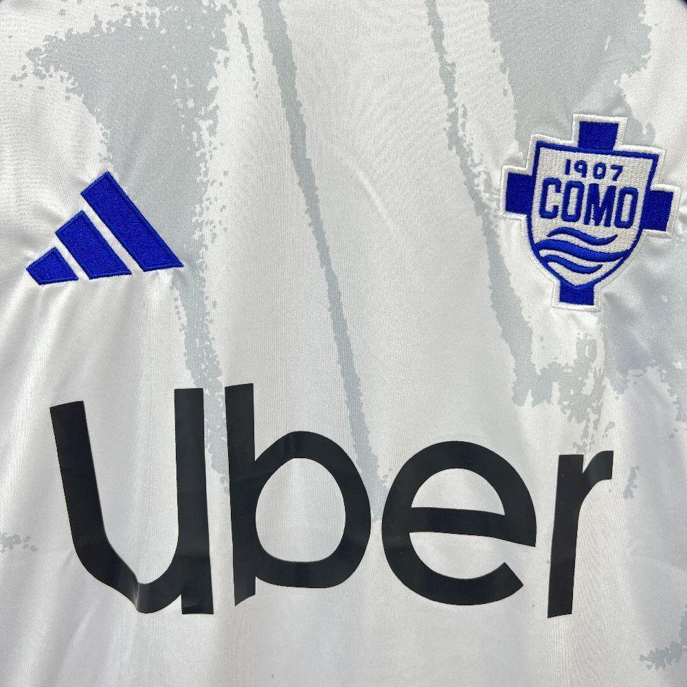 Maillot extérieur Le 12 -ème Maillot Como 2025-26, vêtement de sport avec logo et détails en tissu technique, vue de face.