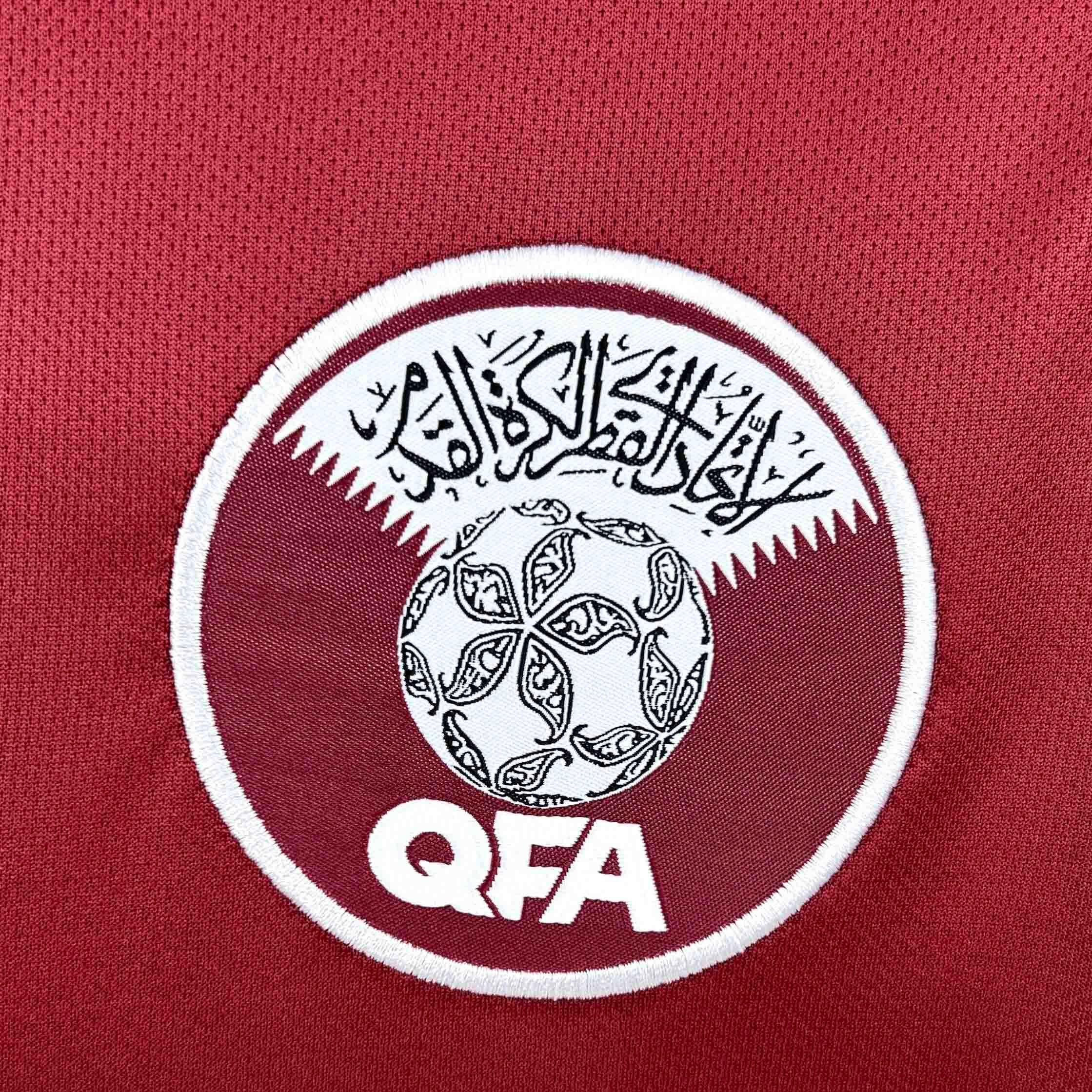 Maillot Qatar Coupe du monde 2026 Le 12 -ème Maillot, jersey officiel avec logo de la Qatar 2026, vue de face sur fond blanc
