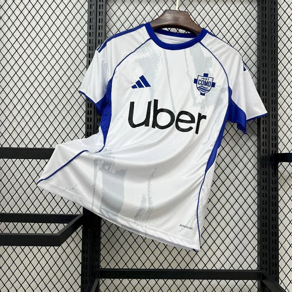 Maillot extérieur Le 12 -ème Maillot 2025-26, design sportif avec logo, présenté sur mannequin blanc.