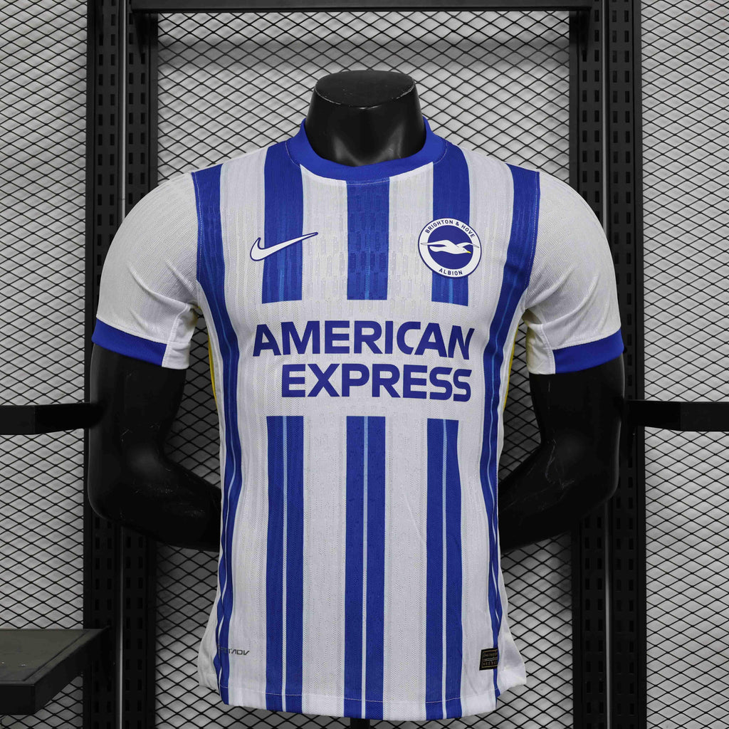 Maillot Brighton 2024-25 de Le 12 -ème Maillot, maillot de football avec logo de l'équipe et design moderne, vue de face.