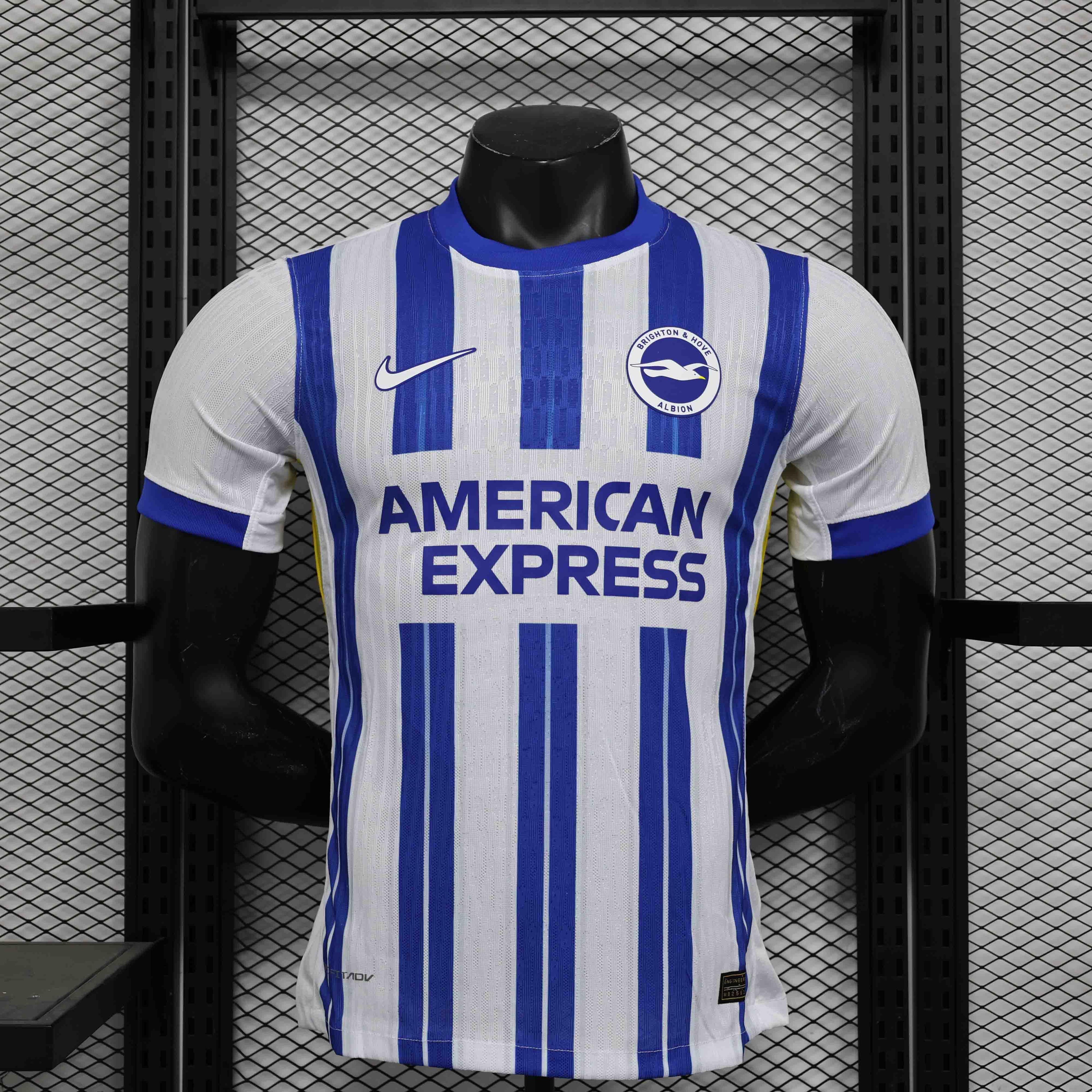 Maillot Brighton 2024-25 de Le 12 -ème Maillot, maillot de football avec logo de l'équipe et design moderne, vue de face.