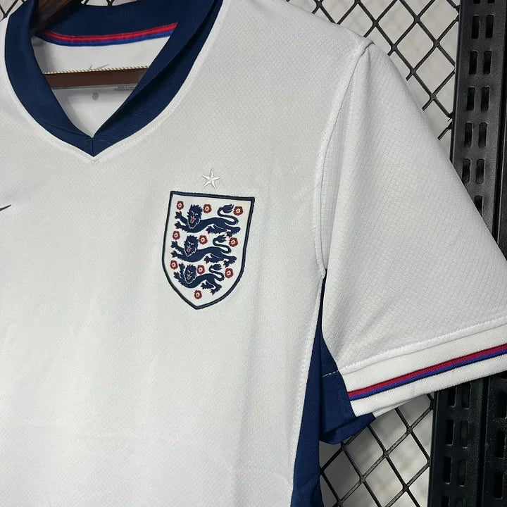 Maillot Angleterre EURO 2024 Le 12 -ème Maillot, maillot de football avec logo national, vue de face sur fond blanc