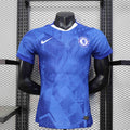 Maillot Chelsea 25-26 ans Le 12 -ème Maillot, maillot de football avec logo officiel, en bleu avec détails blancs sur le devant.