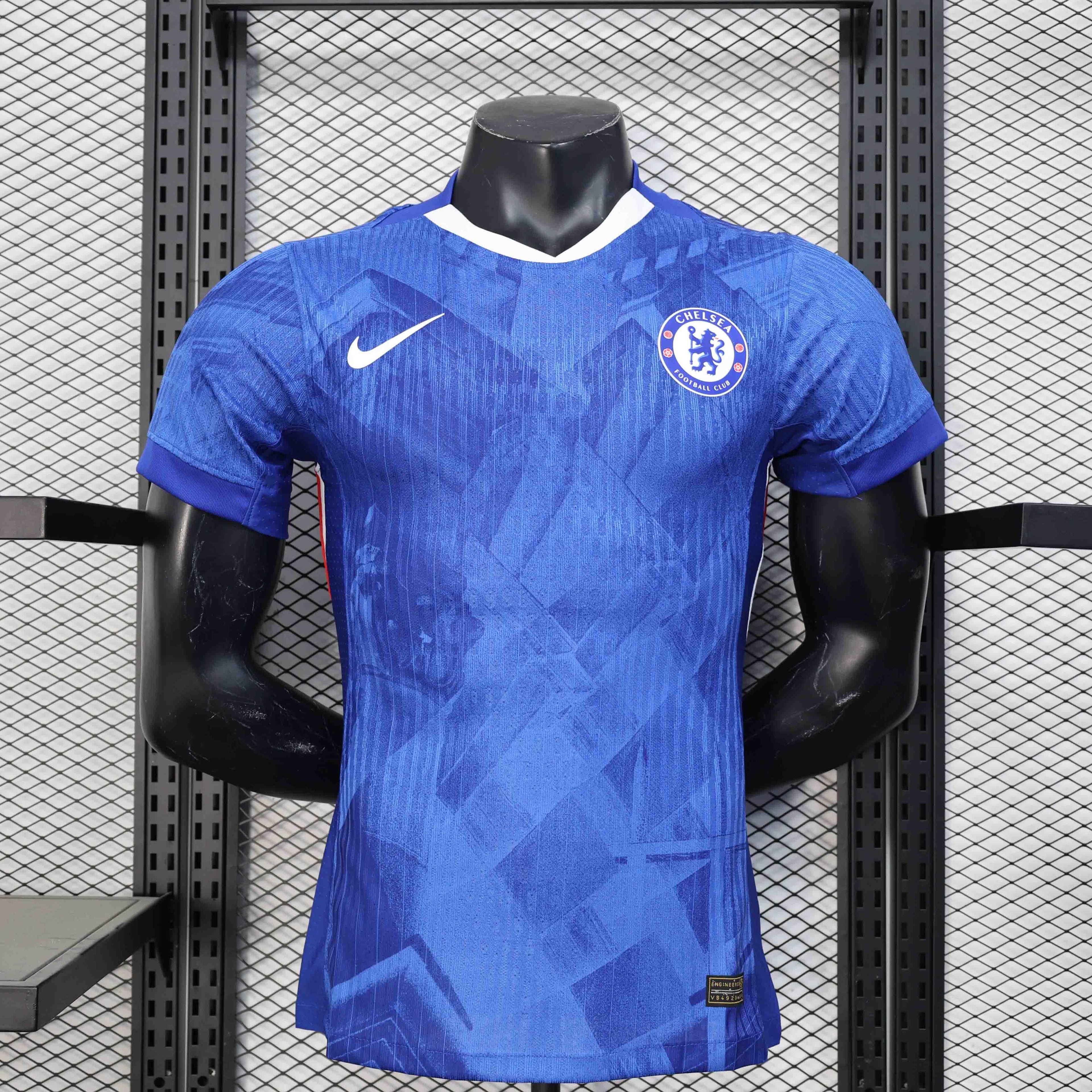 Maillot Chelsea 25-26 ans Le 12 -ème Maillot, maillot de football avec logo officiel, en bleu avec détails blancs sur le devant.