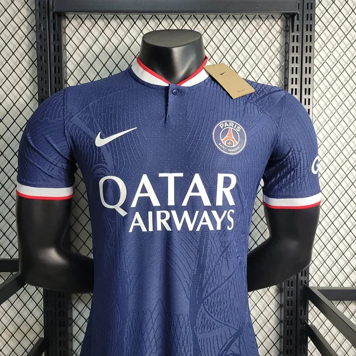 Maillot Le 12 -ème Maillot Paris 2023 2024, maillot de football bleu avec logo de Paris sur le devant.