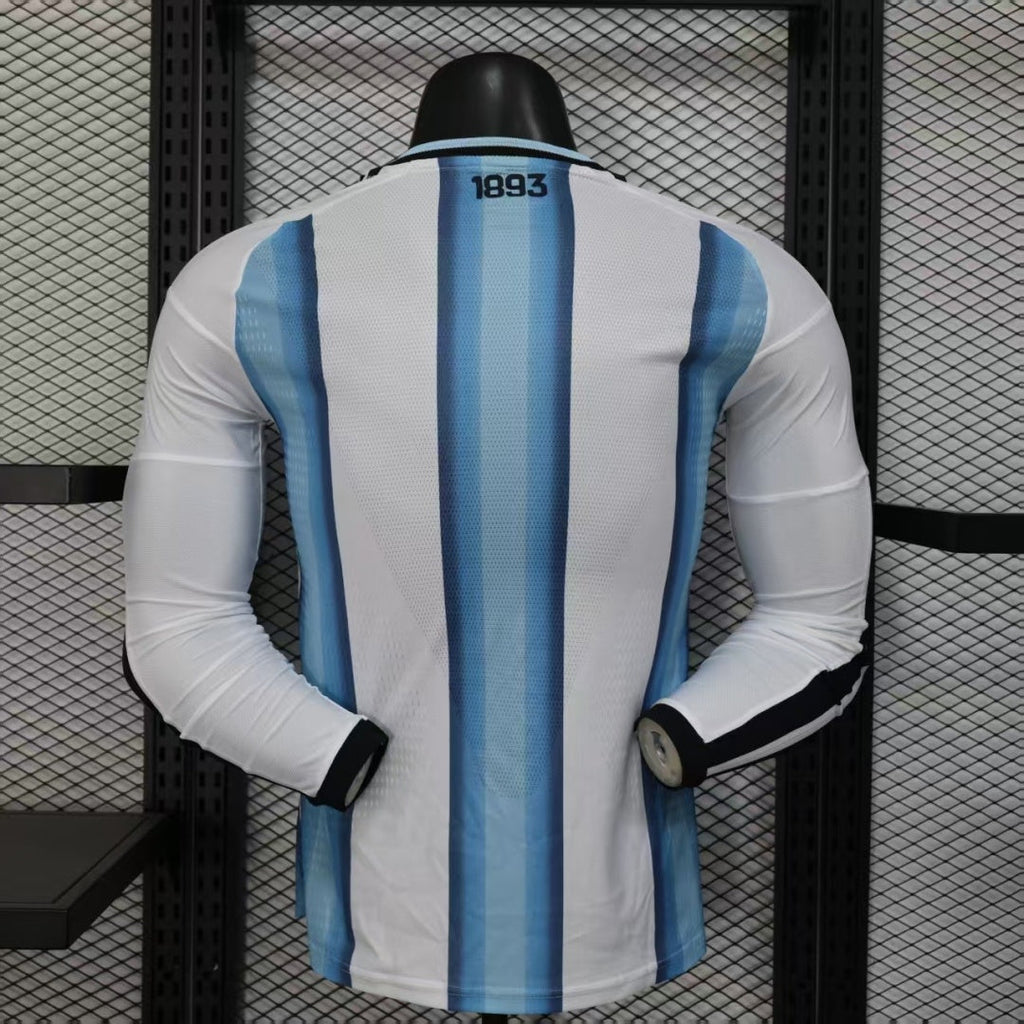 Maillot domicile Argentine 25/26 à manches longues, marque Le 12 -ème Maillot, doté de détails en bleu et blanc.