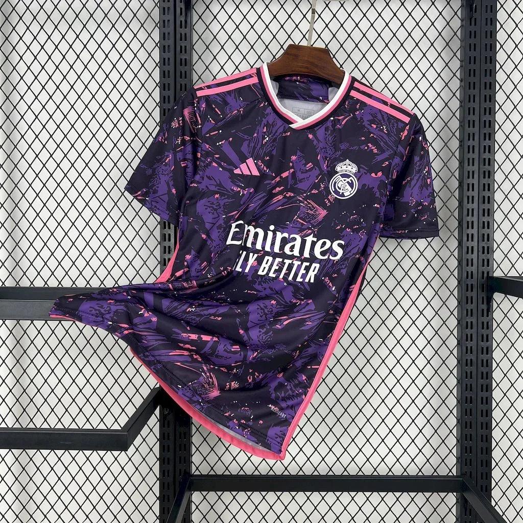 Maillot Real Madrid foot concept rose 2024-2025 de Le 12 -ème Maillot, vue de face avec logo et détails du design rose.