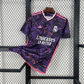 Maillot Real Madrid foot concept rose 2024-2025 de Le 12 -ème Maillot, vue de face avec logo et détails du design rose.