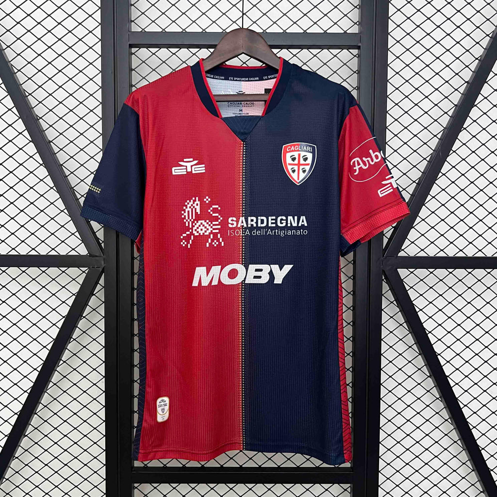 Maillot Cagliari 2024-25 de Le 12 -ème Maillot, vue frontale avec logo et design officiel.