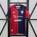 Maillot Cagliari 2024-25 de Le 12 -ème Maillot, vue frontale avec logo et design officiel.