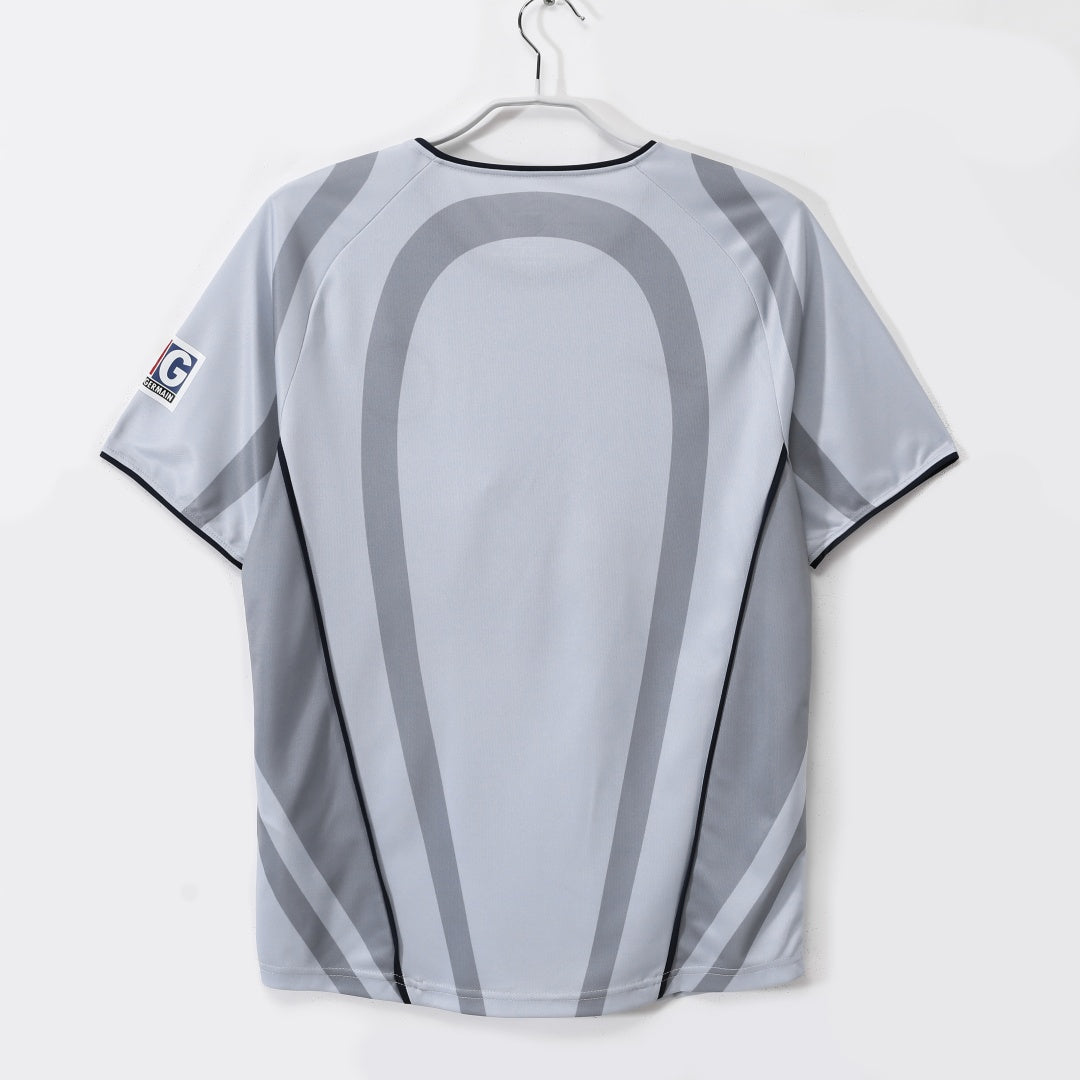 Maillot extérieur rétro du PSG 2001-2002, modèle Le 12ème Maillot, avec logo et détails en bleu et blanc.
