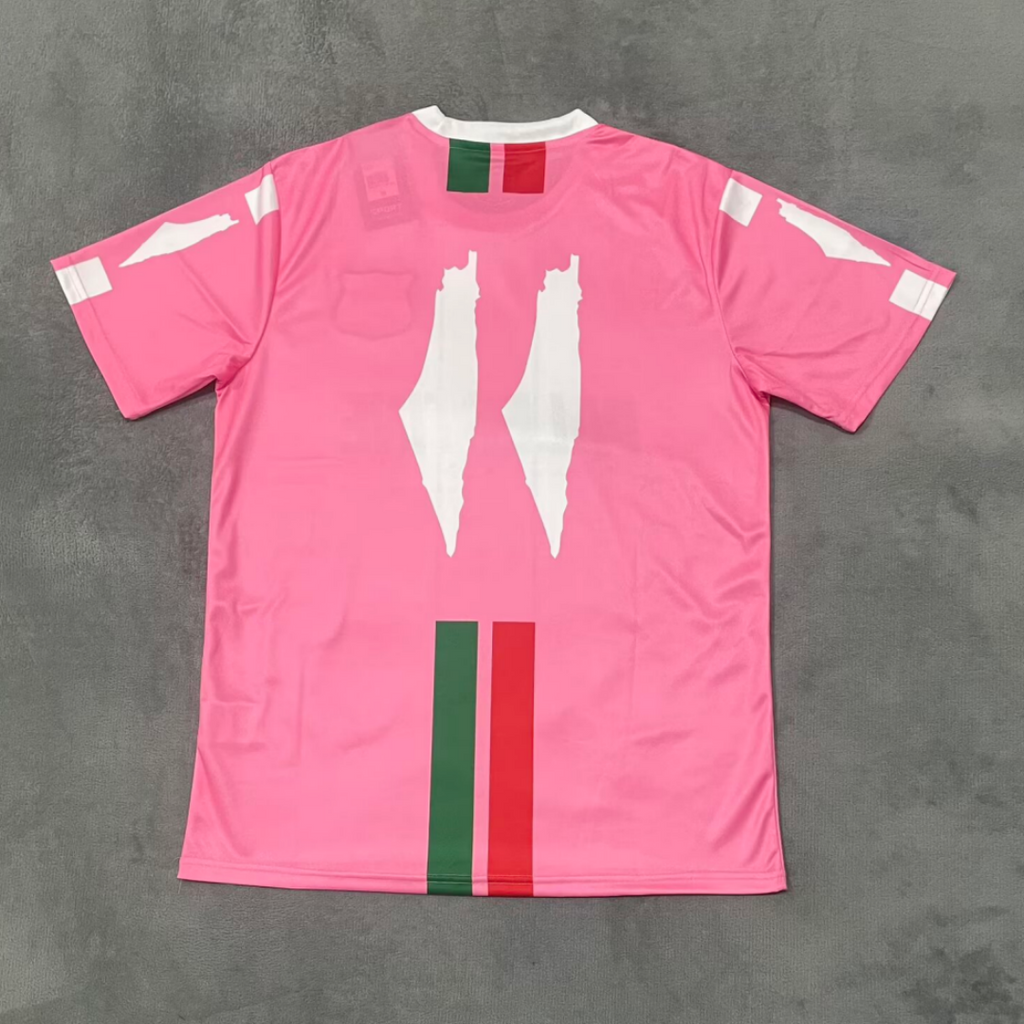 Maillot FC Filastin 25/26 rose de la marque Le 12-ème Maillot, maillot de football pour jeunes avec logo et détails roses.