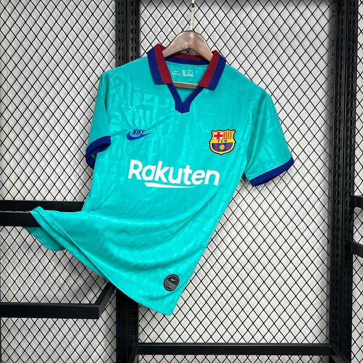 Maillot de football rétro FC Barcelone 2019-2020, marque Le 12-ème Maillot, vue de face avec logo et design classique bleu et grenat