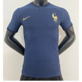 Maillot domicile de l'équipe de France 2023-2024, version joueur, noir et bleu, avec logo et détails du maillot Le 12-ème Maillot.