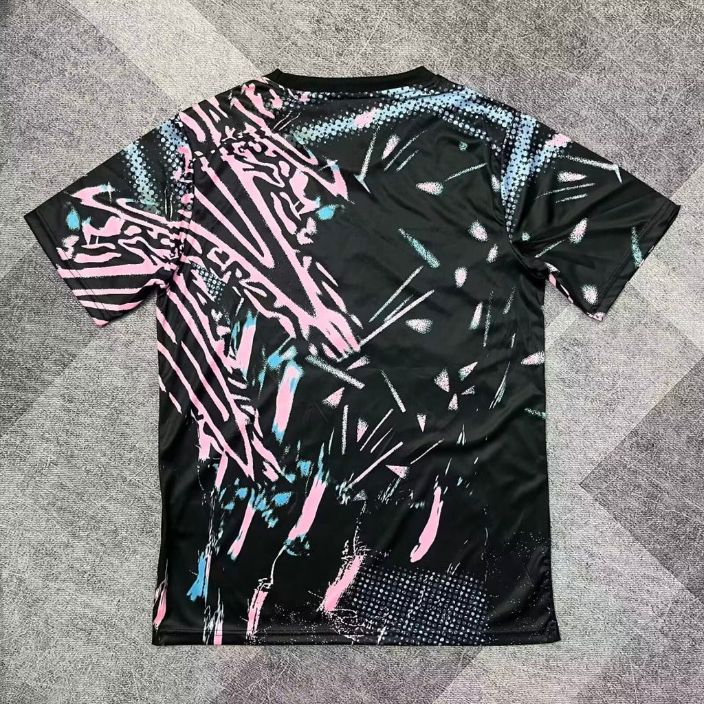 Maillot de football Liverpool 25/26, modèle Spécial noir, de la marque Le 12 -ème Maillot, vue de face avec logo et détails.