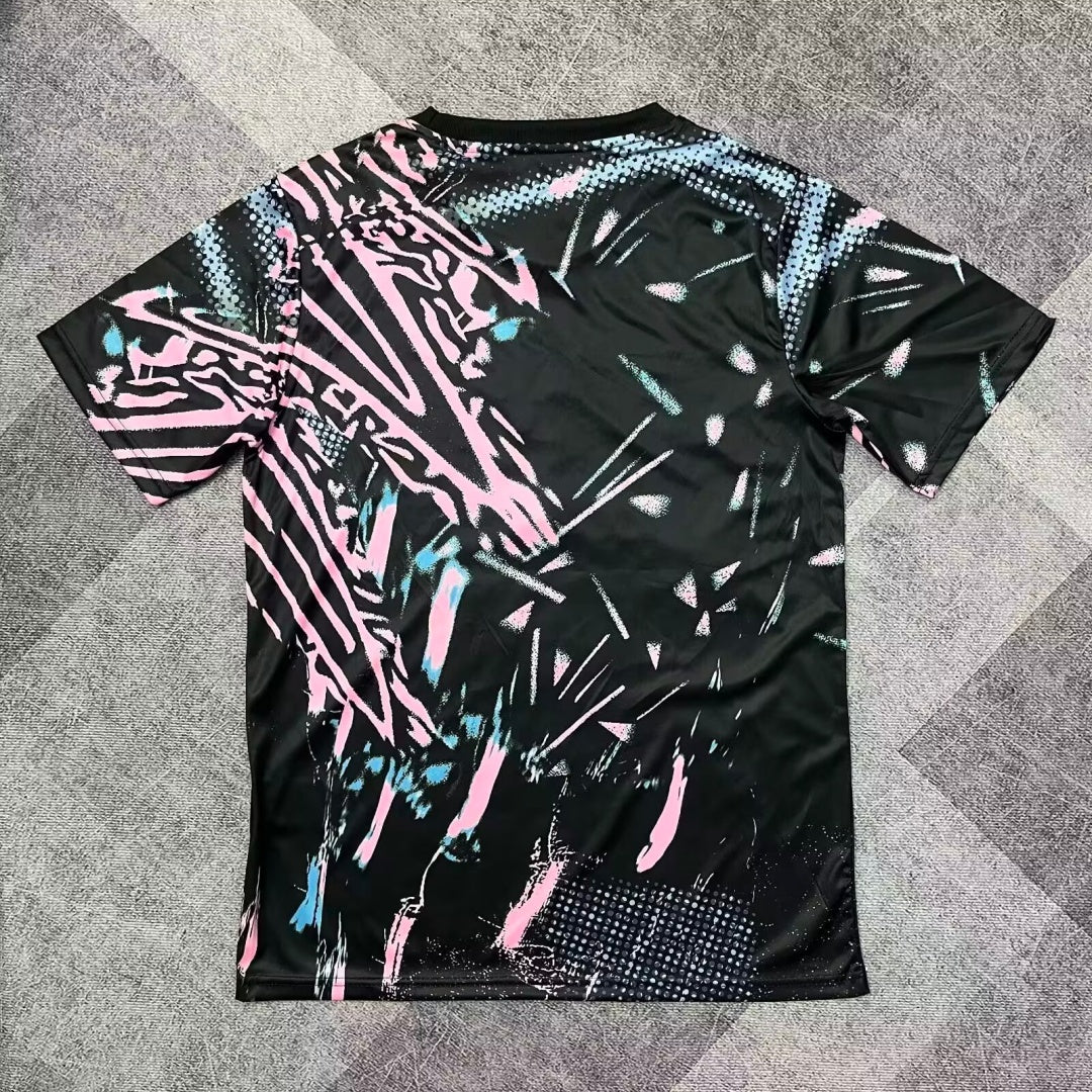 Maillot de football Liverpool 25/26, modèle Spécial noir, de la marque Le 12 -ème Maillot, vue de face avec logo et détails.