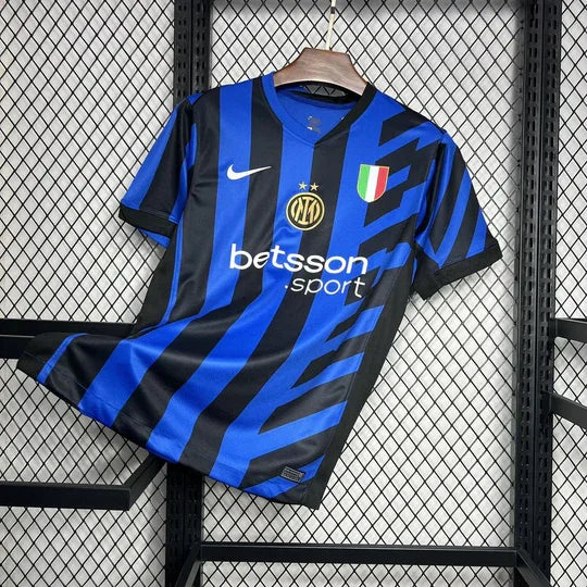 Maillot domicile Inter Milan 2024/25 Le 12 -ème Maillot, maillot de football bleu avec détails noirs et blanc, vue frontale.