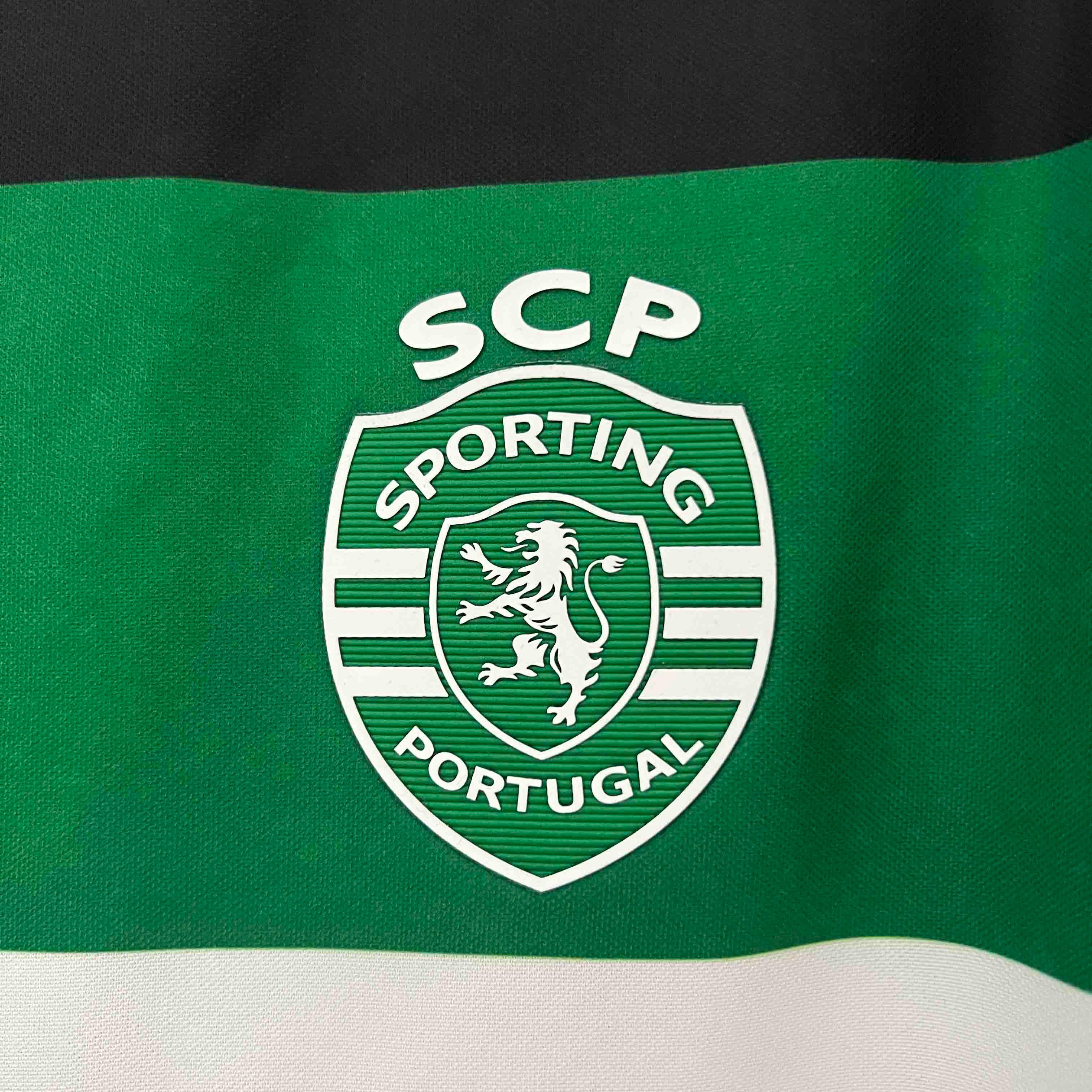 Maillot sportif Le 12 -ème Maillot 2024-25, design moderne avec couleurs vives et logo visible sur le devant.