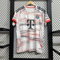 Maillot extérieur Bayern Munich 25/26 de la marque Le 12 -ème Maillot, vue de face avec logo et design officiel.