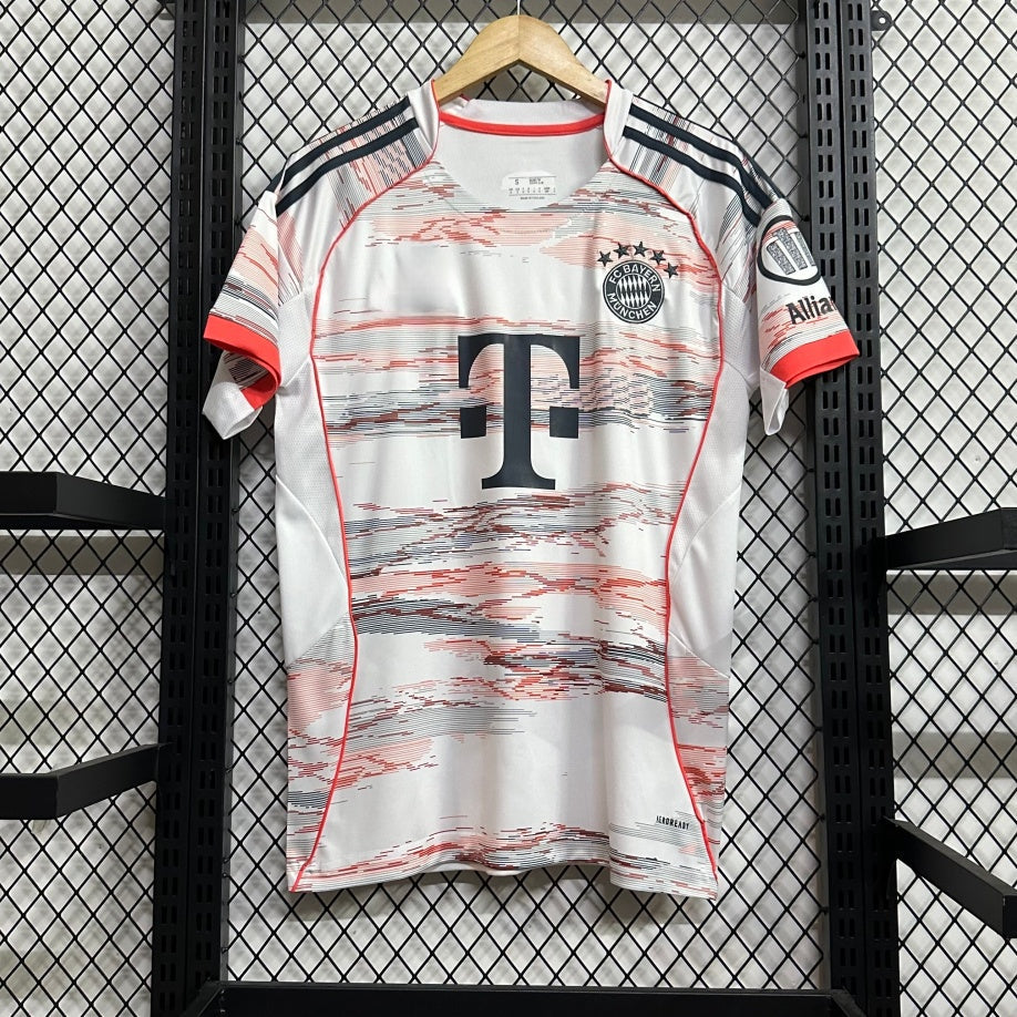 Maillot extérieur Bayern Munich 25/26 de la marque Le 12 -ème Maillot, vue de face avec logo et design officiel.