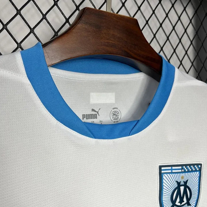 Maillot Olympique de Marseille 2024-25 Le 12 -ème Maillot, maillot de football officiel avec logo et détails du club.