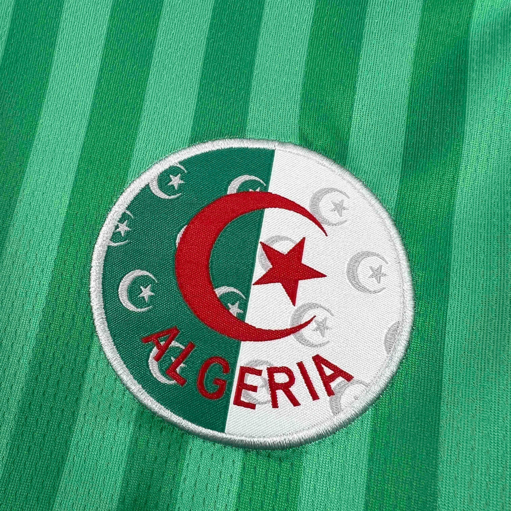 Maillot extérieur de l'Algérie pour la Coupe du Monde 2026, fabriqué par Le 12 -ème Maillot, avec les couleurs nationales.