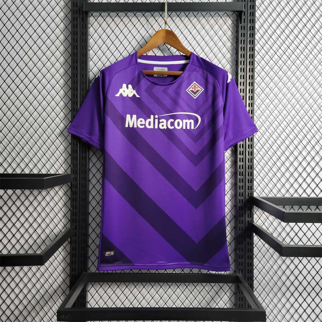 Maillot Fiorentina 2023-23 Le 12 -ème Maillot, jersey de football violet avec logo de l'équipe et détails de design.