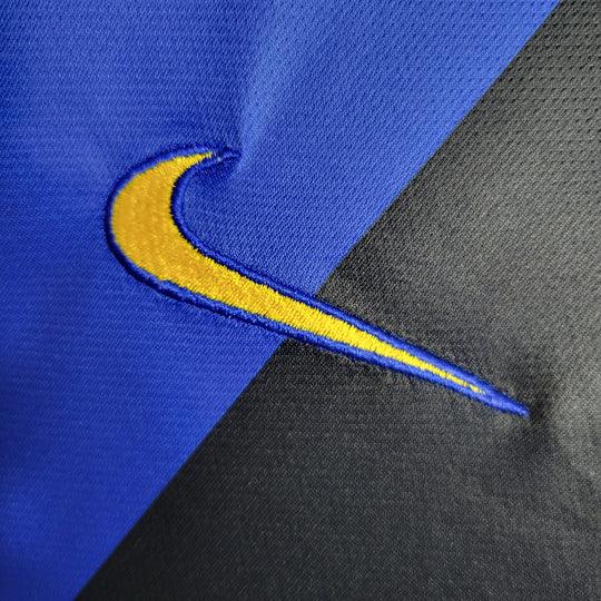 Maillot rétro de l'Inter Milan 1999-2000 de la marque Le 12-ème Maillot, vue de face avec logo et design vintage visible