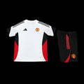 Ensemble Manchester United by Le 12 -ème Maillot, maillot de football rouge avec logo du club et détails blancs.