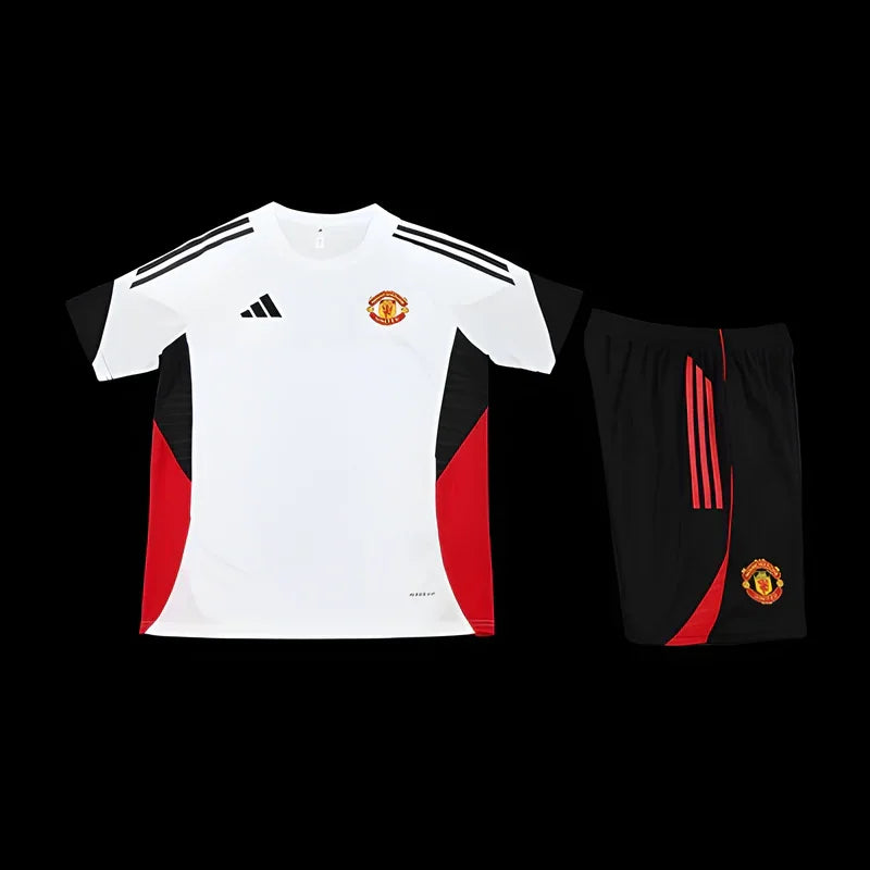 Ensemble Manchester United by Le 12 -ème Maillot, maillot de football rouge avec logo du club et détails blancs.