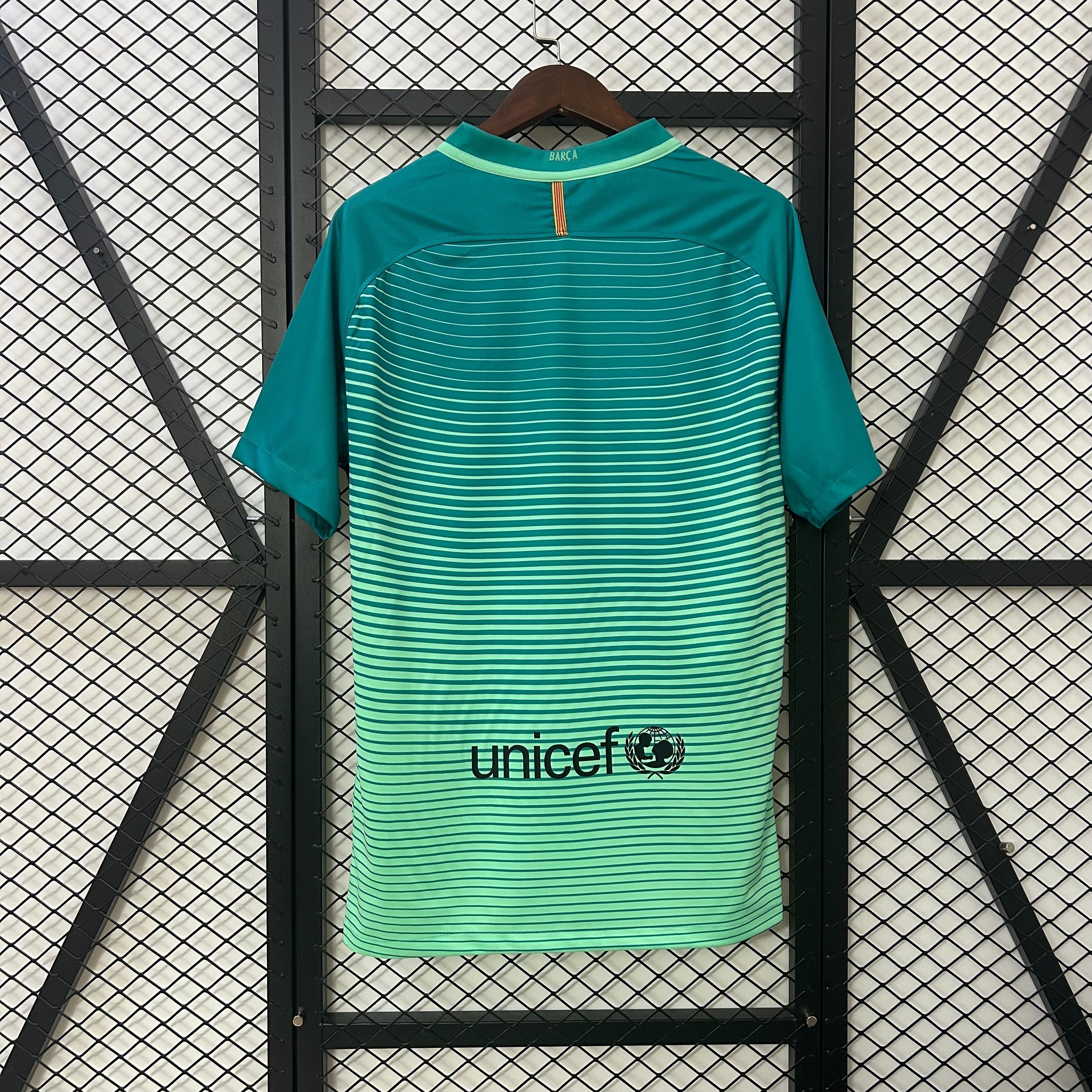 Maillot rétro third Barcelone 16/17 Le 12-ème Maillot, maillot de football bleu avec logos et détails du club.
