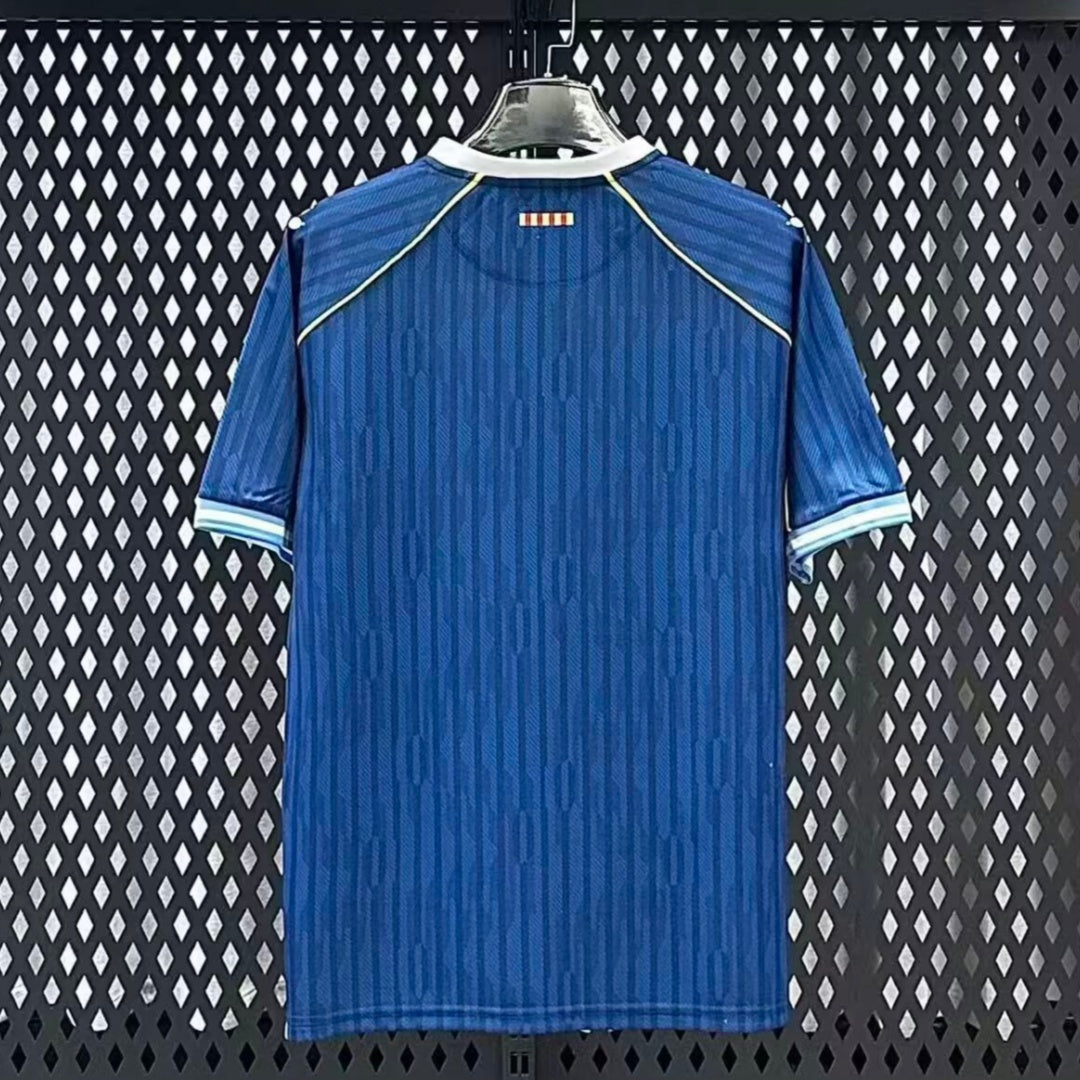 Maillot 25/26 de l'équipe espagnole troisième maillot bleu, fabriqué par Le 12 -ème Maillot, vue de face.