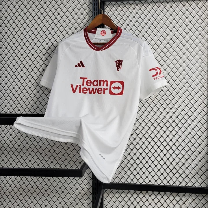 Maillot extérieur Manchester United 2023-2024 Le 12-ème Maillot, maillot de football rouge avec logo de l'équipe.
